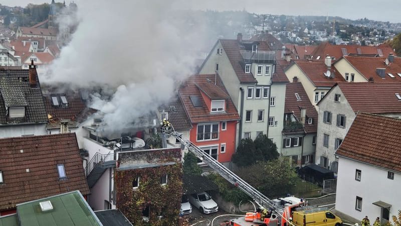 Einsatzkräfte der Feuerwehr löschen einen Brand in der Innenstadt von Esslingen.