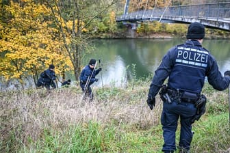 Polizisten sind bei Suchmaßnahmen im Rahmen von Ermittlungen einer Sonderkommision am Vier-Burger-Steg im Einsatz.