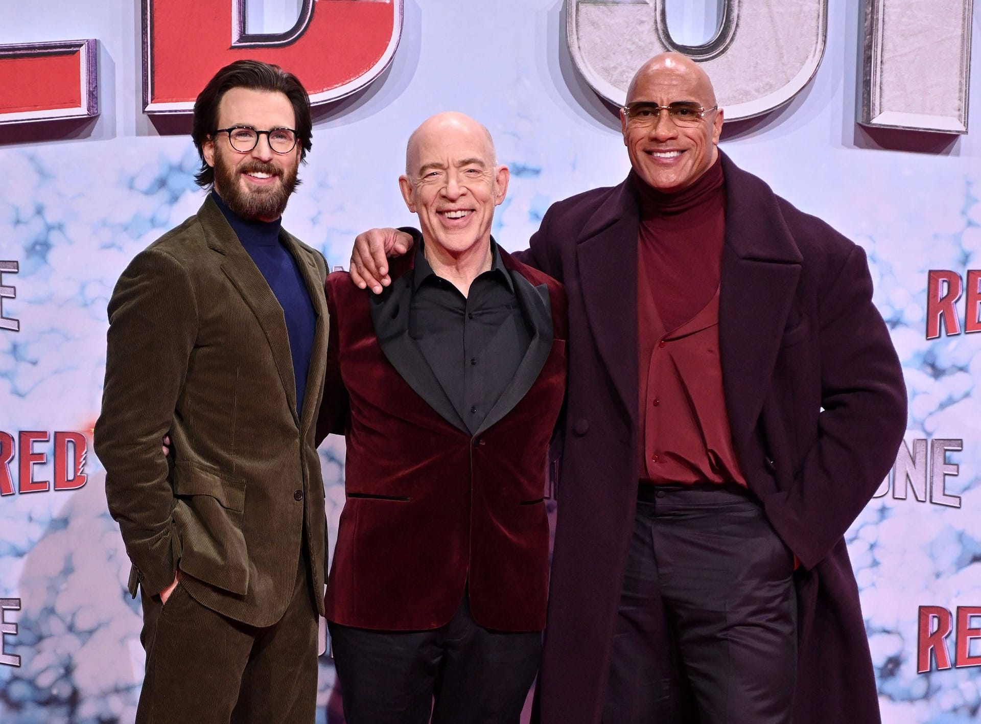 Chris Evans und Dwayne Johnson mit J.K. Simmons bei der Weltpremiere von "Red One" in Berlin.