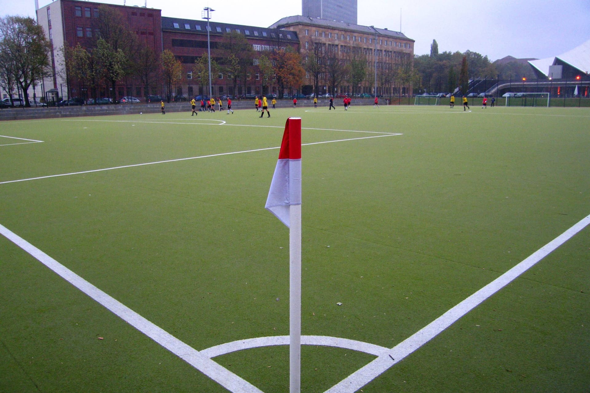 Ein Fußballplatz in Berlin (Archivbild): Bei einer Partie in der Kreisliga kam es zu schweren Ausschreitungen.