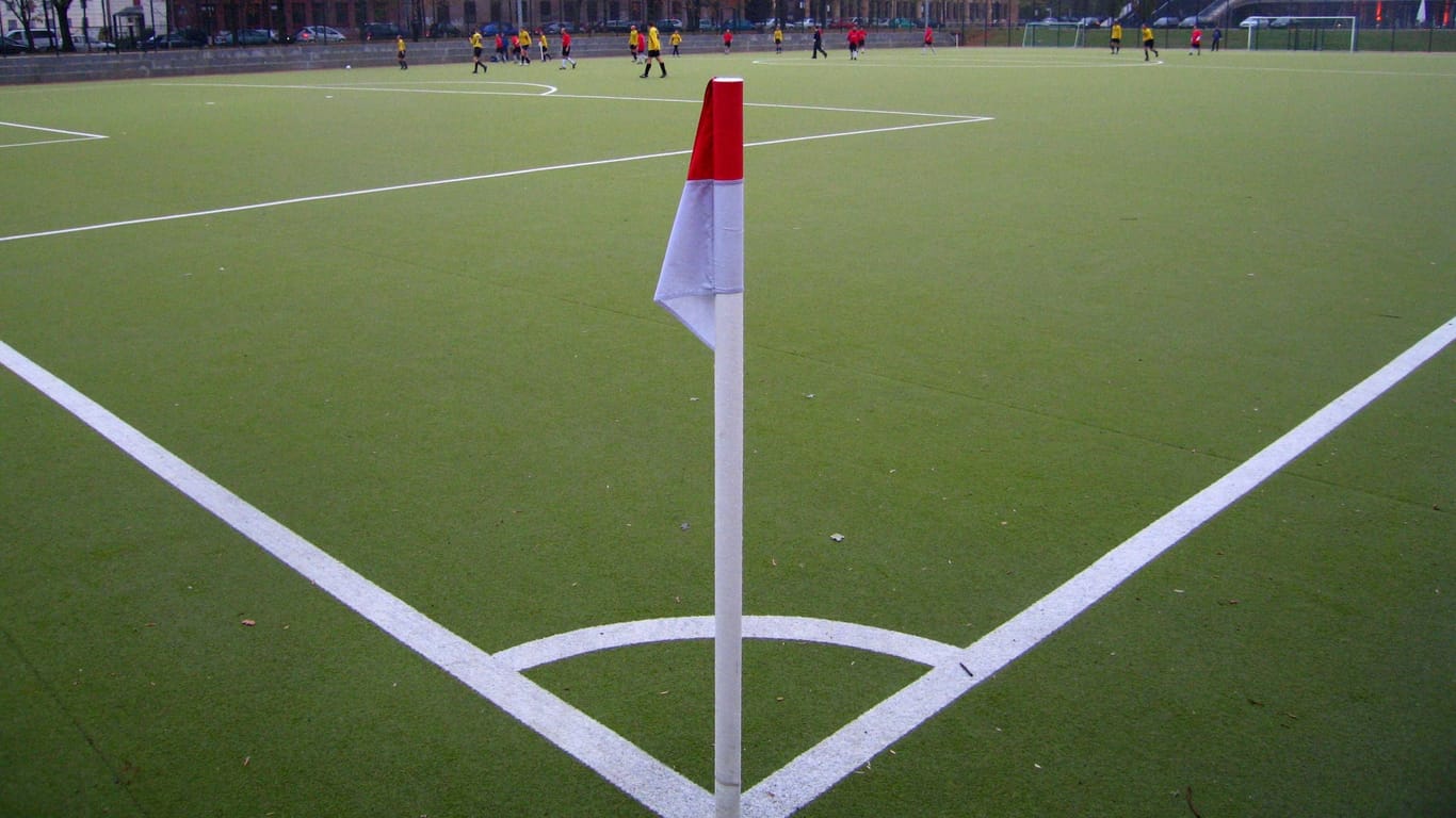 Ein Fußballplatz in Berlin (Archivbild): Bei einer Partie in der Kreisliga kam es zu schweren Ausschreitungen.