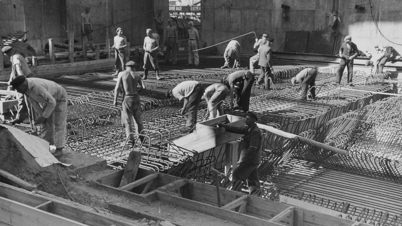 Zwangsarbeiter beim Ausheben der Fundamente für den Bunker.