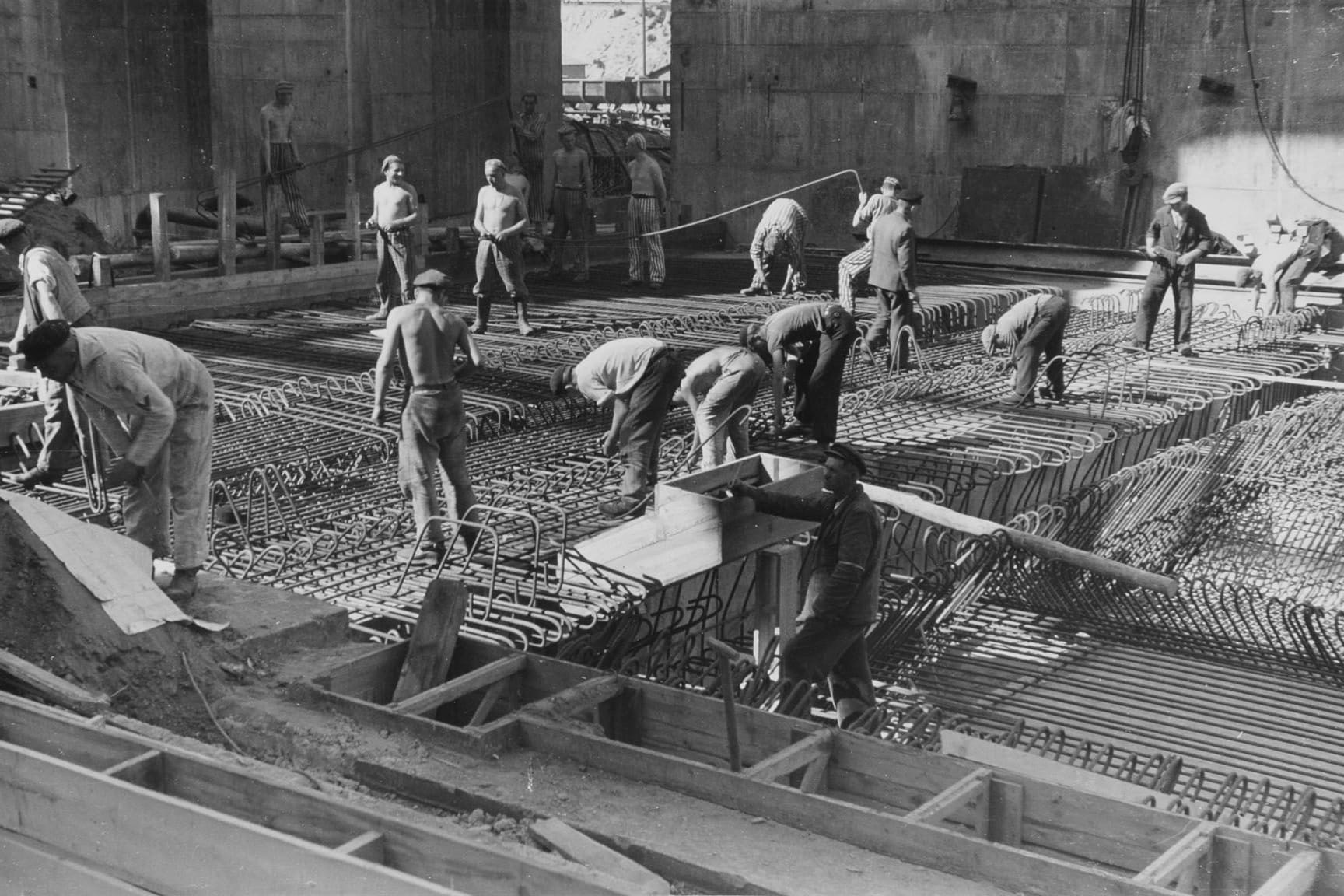 Zwangsarbeiter beim Ausheben der Fundamente für den Bunker.
