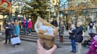 Schmalzgebäck / Schmalzkuchen auf dem Weihnachtsmarkt in Hamburg.