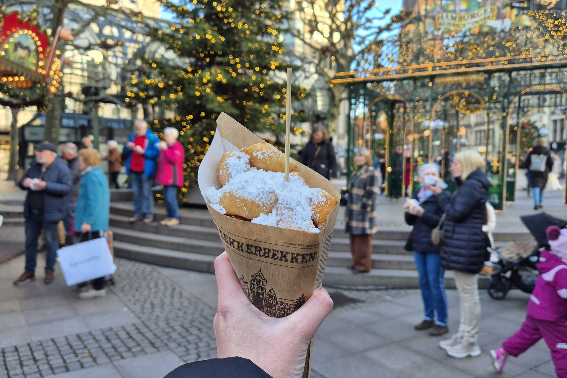 Schmalzgebäck / Schmalzkuchen auf dem Weihnachtsmarkt in Hamburg.