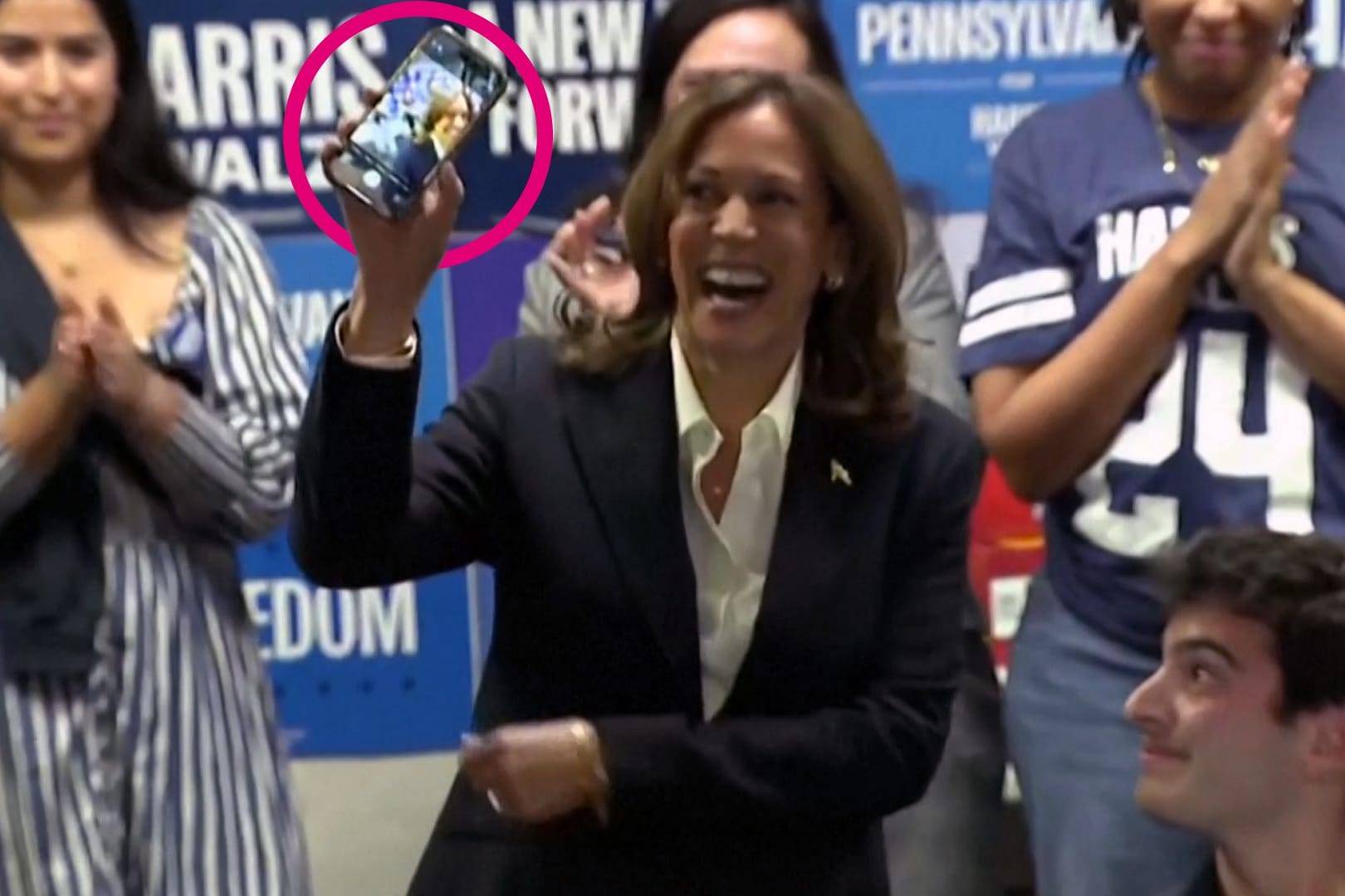 Kamala Harris zeigt ihre Kamera während eines Anrufs.