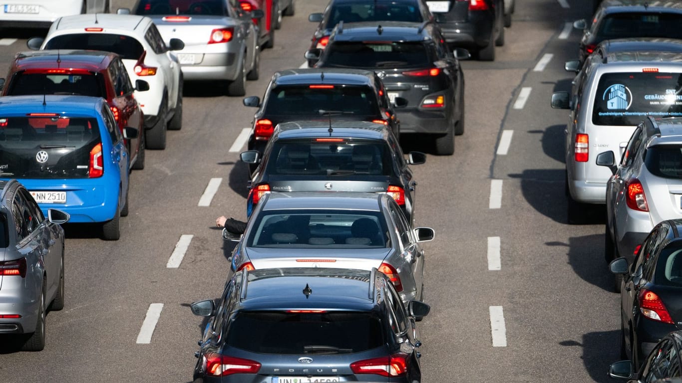 Stau (Symbolfoto): Rund um die Vollsperrung sollen Autofahrer mehr Zeit einplanen, so die zuständige Autobahn GmbH.