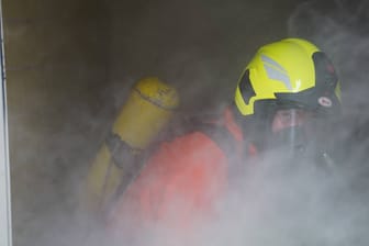 Ein Feuerwehrmann mit Atemschutz (Symbolbild): Die geretteten Bewohner wurden in Zelten vor dem Hochhaus betreut.