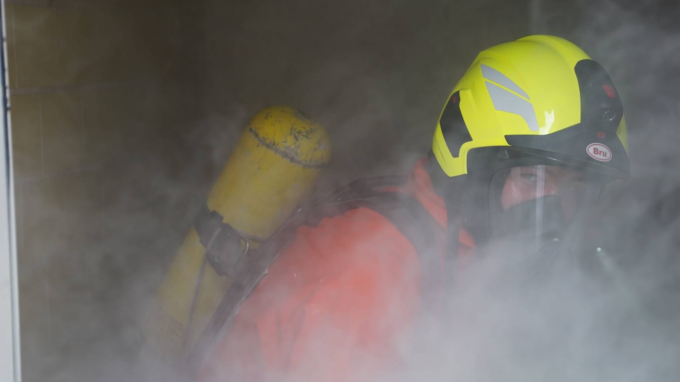 Ein Feuerwehrmann mit Atemschutz (Symbolbild): Die geretteten Bewohner wurden in Zelten vor dem Hochhaus betreut.