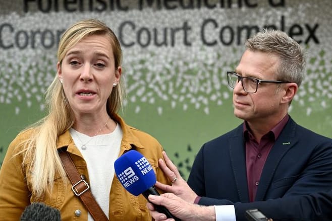 Christina Strobel (l) und Alexander Strobel, die Geschwister von Simone Strobel, sprechen zu Journalisten vor dem Lidcombe Coroners Court.