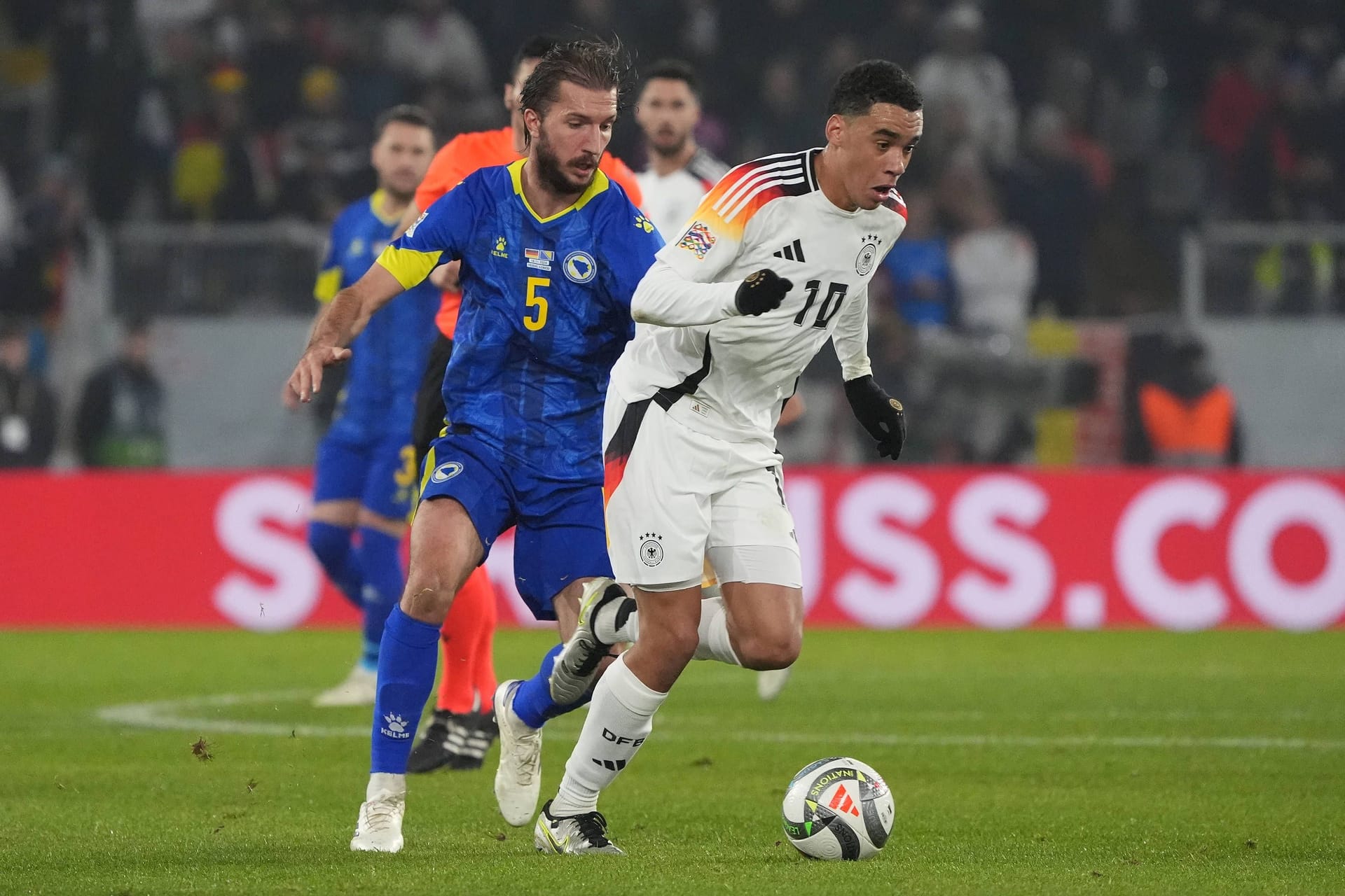 Jamal Musiala (bis 58.): Leitete sein Tor zum 1:0 selbst ein, in dem er das Tempo erhöhte und anschließend perfekt einköpfte. Erzielte fast ein Traumtor aus der zweiten Reihe (33.). Starker Pass auf Havertz (42.). Holte sich kurz vor seiner Auswechslung einen Sonderapplaus von den Fans für ein Dribbling am Mittelkreis ab. Note 1