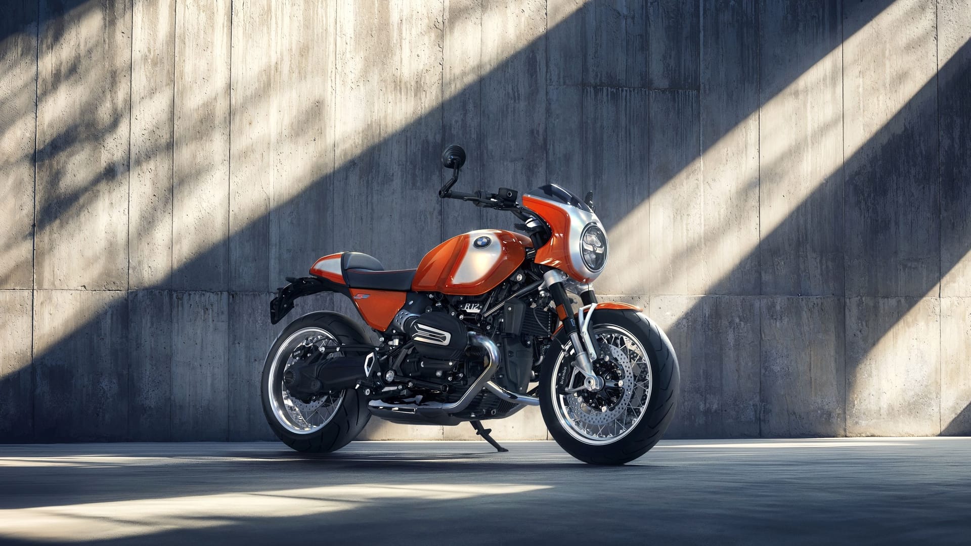 Look von gestern, Technik von heute: Moderne Features wie eine Berganfahrhilfe und ein Schaltassistent machen die R 12 S zu einem Motorrad der Gegenwart.