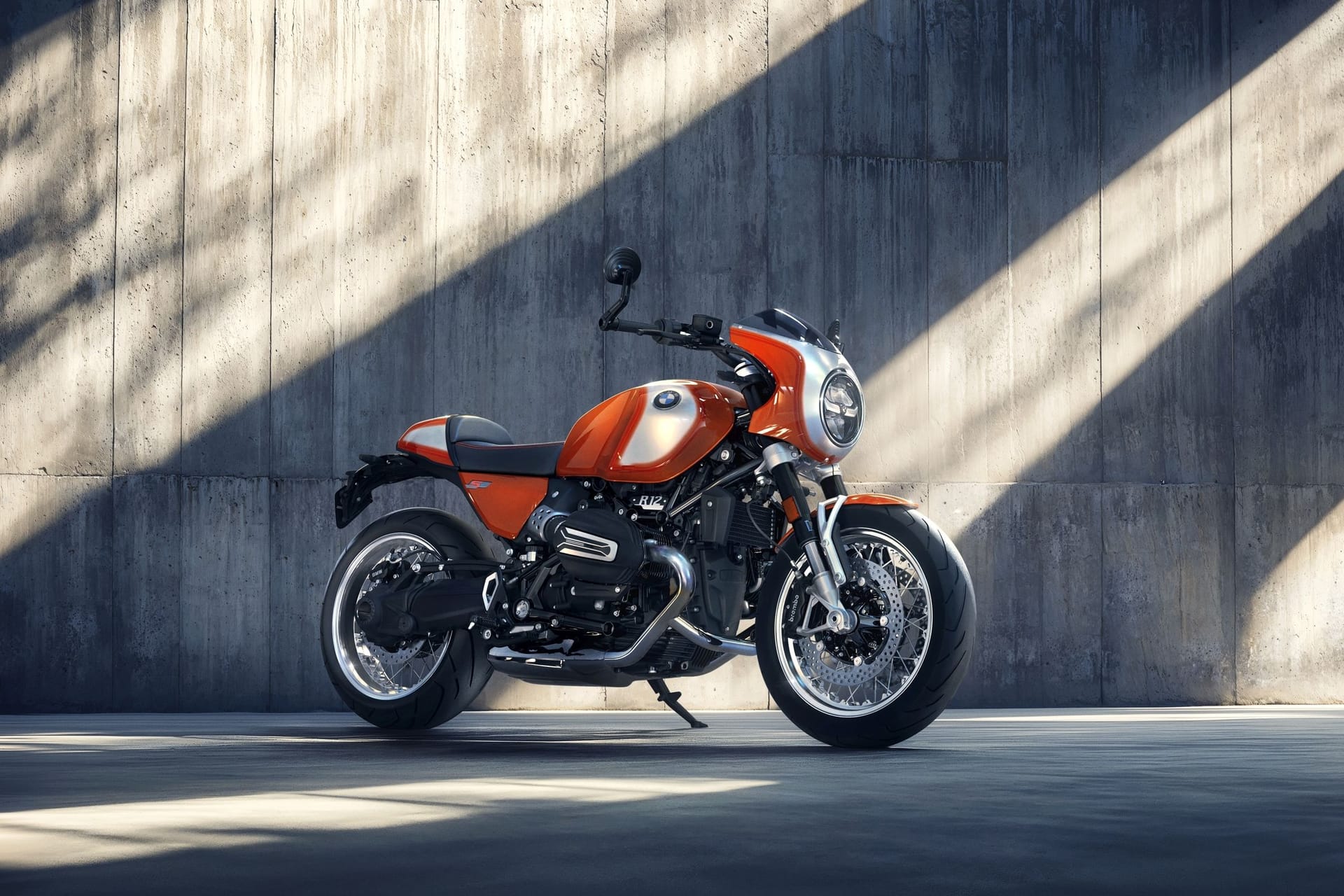 Look von gestern, Technik von heute: Moderne Features wie eine Berganfahrhilfe und ein Schaltassistent machen die R 12 S zu einem Motorrad der Gegenwart.