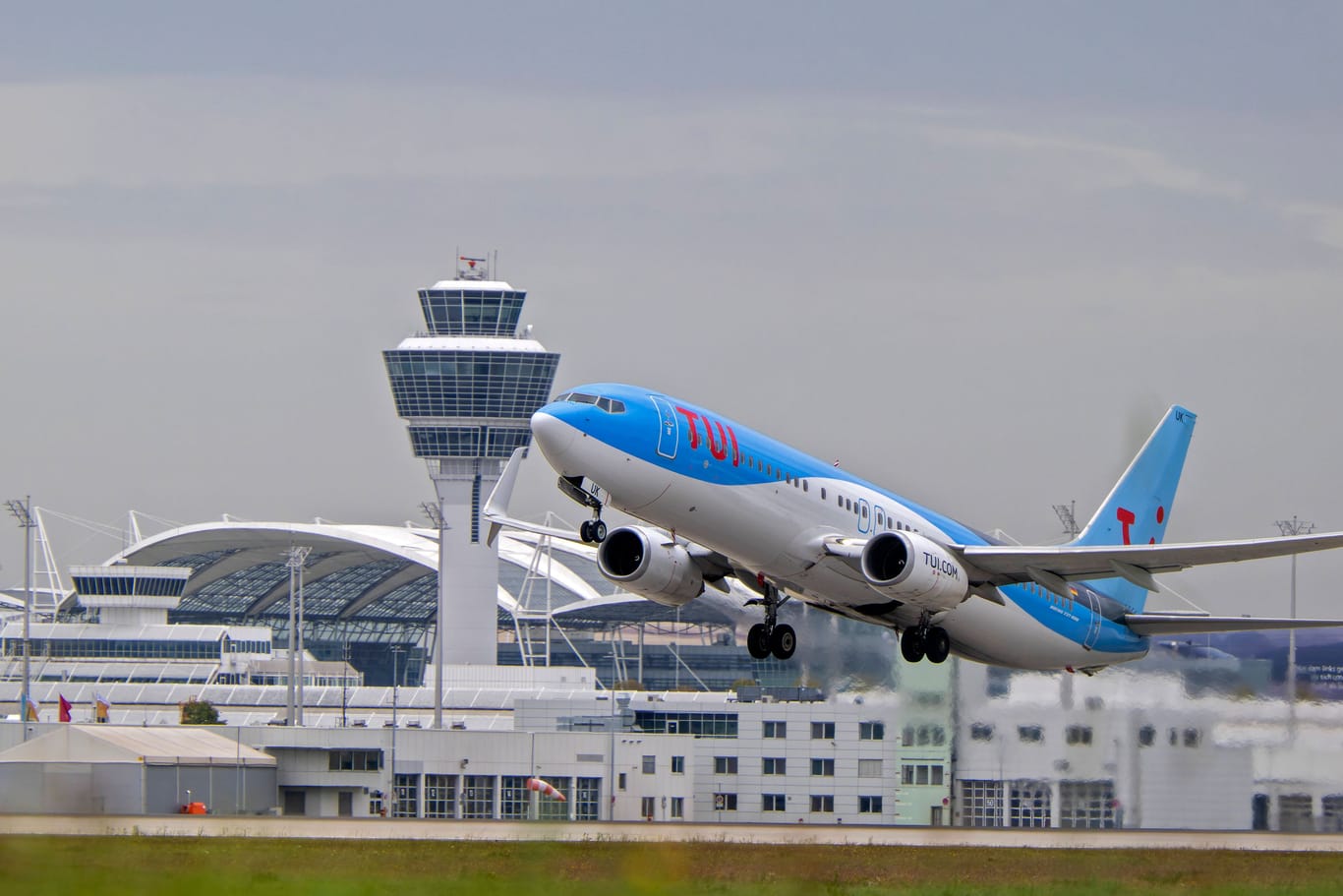 Ein Flugzeug hebt am Münchner Flughafen ab (Archivbild):