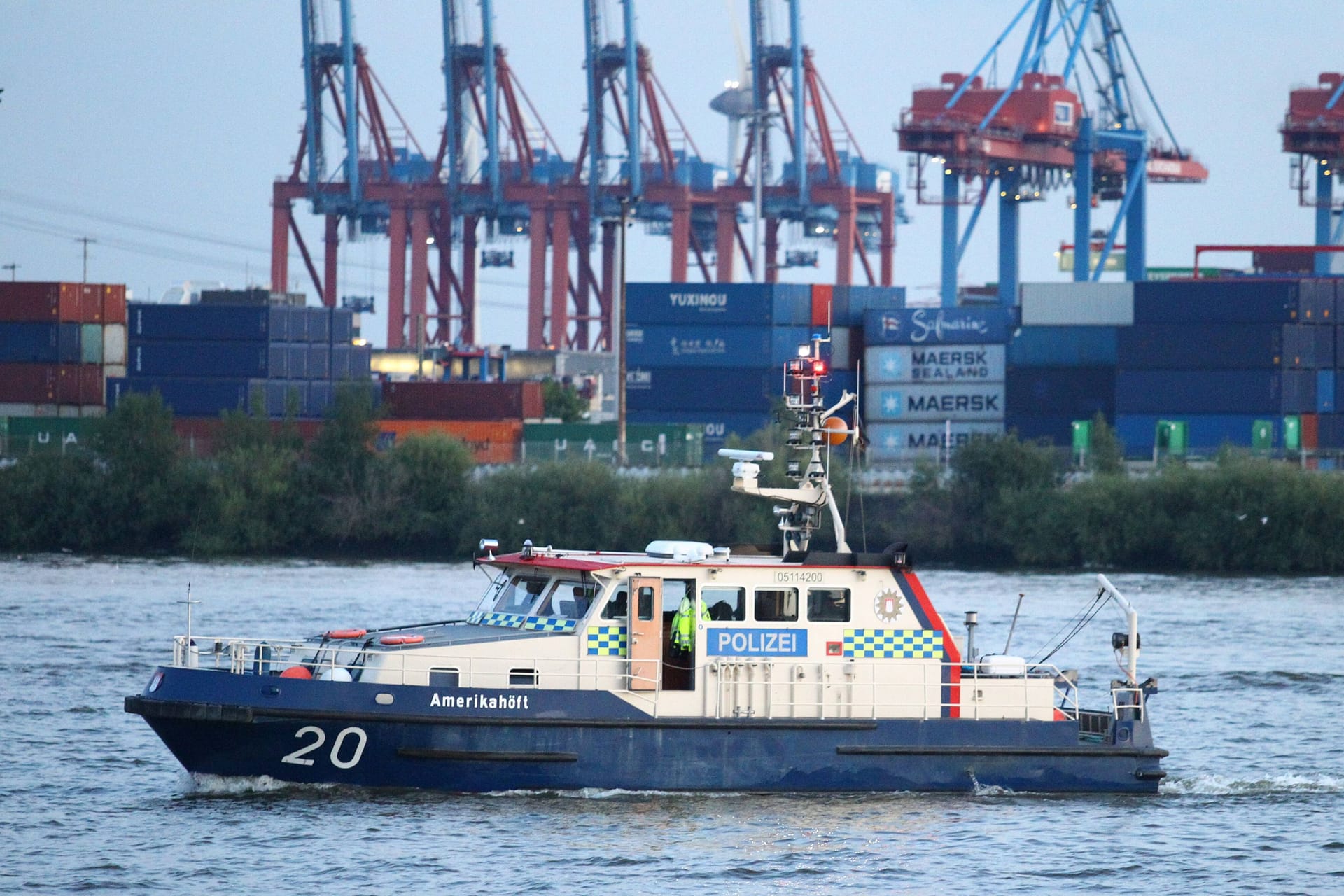 Ein Polizeiboot auf der Elbe (Symbolbild): Die Hamburger Wasserschutzpolizei will klimafreundlicher werden.