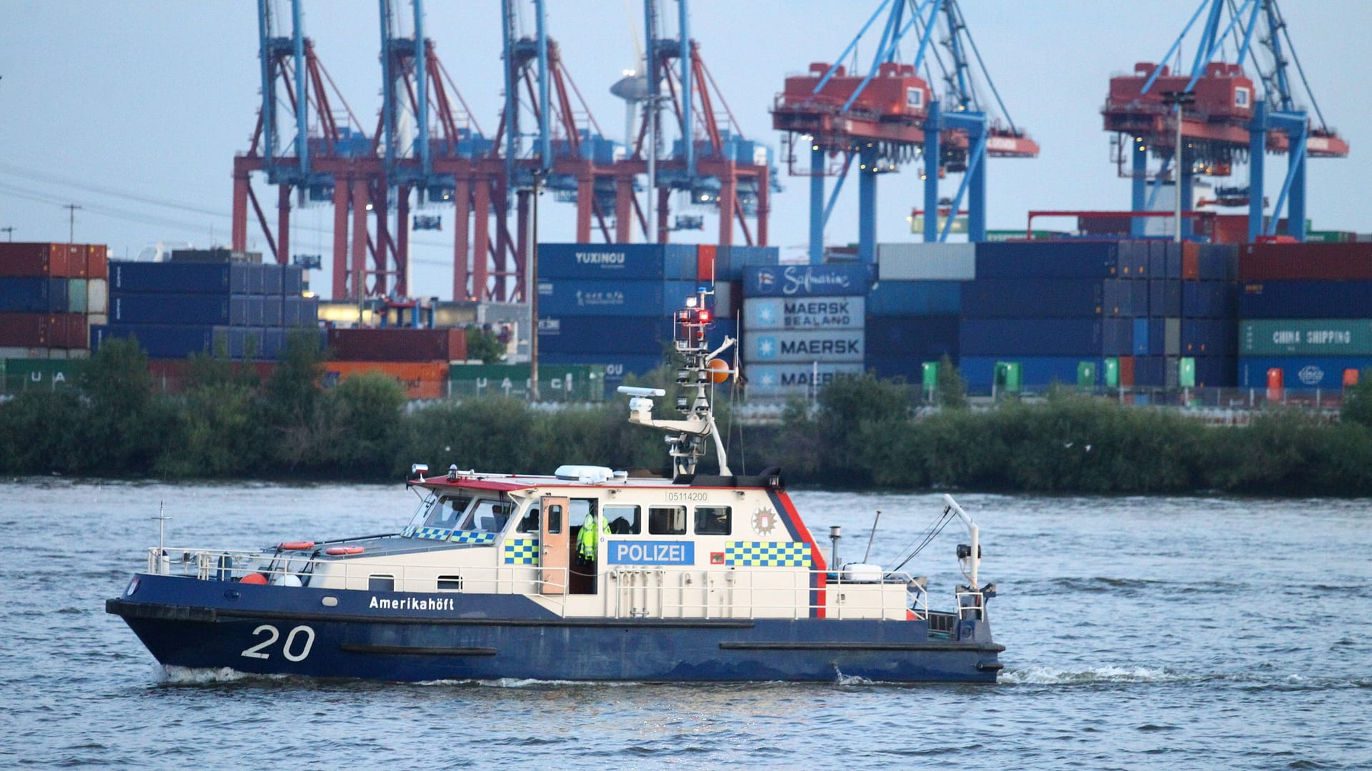 Ein Polizeiboot auf der Elbe (Symbolbild): Die Hamburger Wasserschutzpolizei will klimafreundlicher werden.