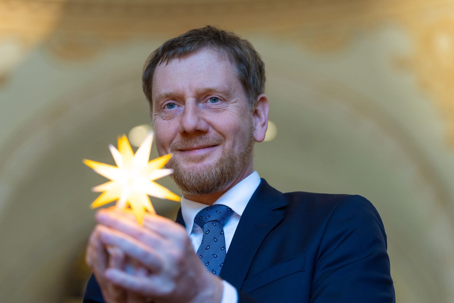 25.11.2024, Sachsen, Dresden: Die Herrnhuter Sterne GmbH und Stiftung Frauenkirche Dresden präsentieren gemeinsam die Herrnhuter Edition »Frauenkirche Dresden« und übergeben den ersten Stern an den Ministerpräsidenten des Freistaates Sachsen, Michael Kretschmer. Anlässlich der 20-jährigen Zusammenarbeit der gemeinnützigen Stiftung Frauenkirche Dresden und der Herrnhuter Sterne GmbH entstand eine Edition »Frauenkirche Dresden« in der Farbkombination Gelb/Weiß