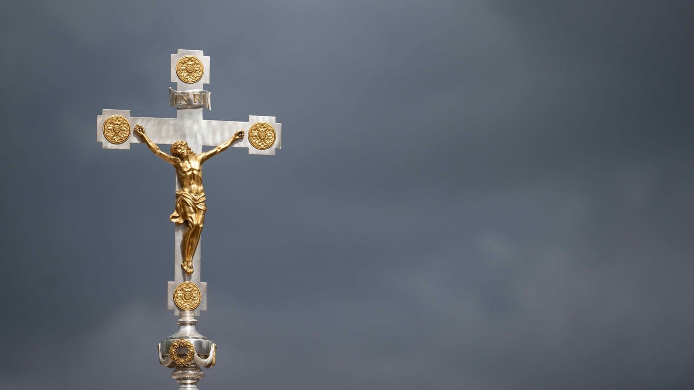 Ein Kruzifix vor dunklen Wolken