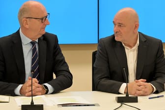 Dietmar Woidke (SPD, l) mit Robert Crumbach (BSW): Der Ministerpräsident will mit der Wagenknecht-Partei koalieren.