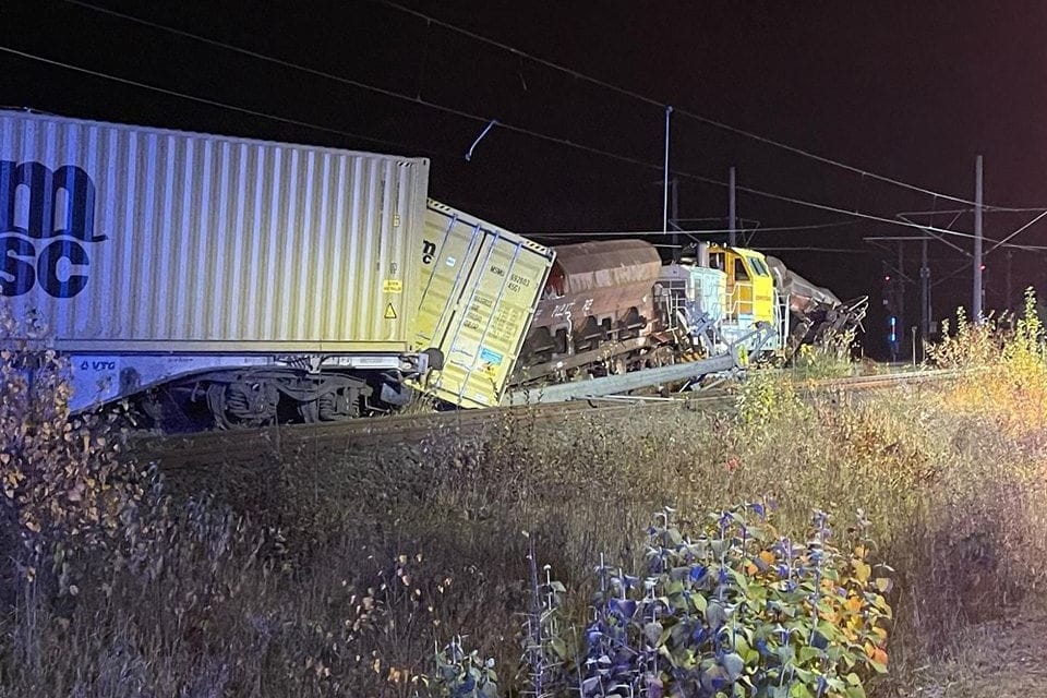 Dieses Bild des Zugunglücks veröffentlichte die Feuerwehr Kerpen am Freitagmorgen.