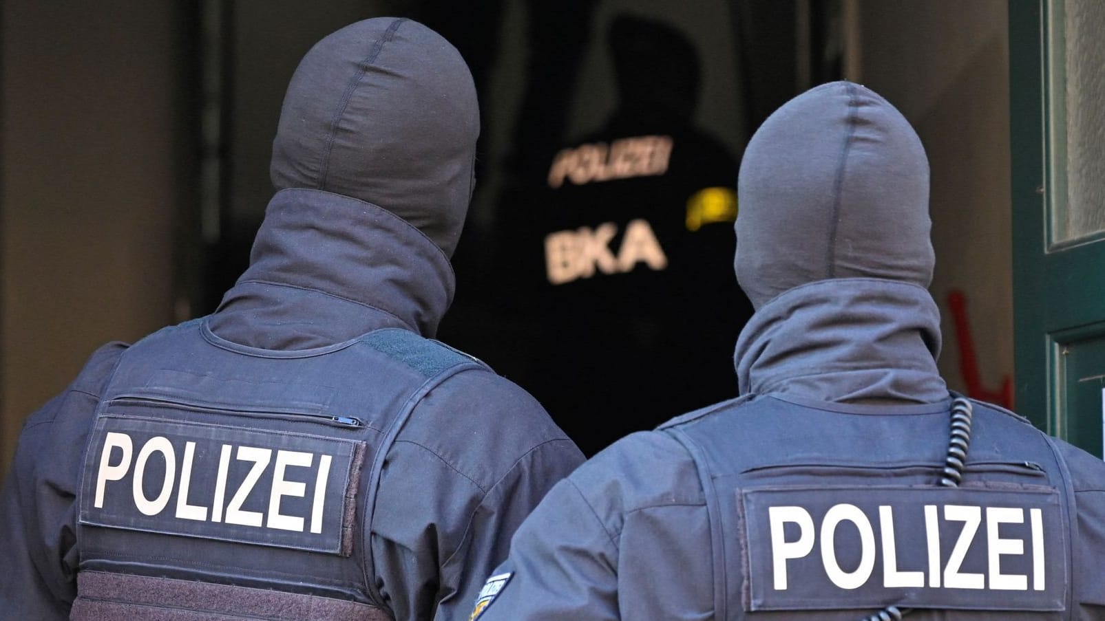 Polizisten (Symbolbild): Ein Jugendlicher aus dem Landkreis Mainz-Bingen soll einen Anschlag geplant haben.