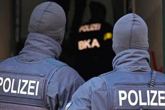 Polizisten (Symbolbild): Ein Jugendlicher aus dem Landkreis Mainz-Bingen soll einen Anschlag geplant haben.