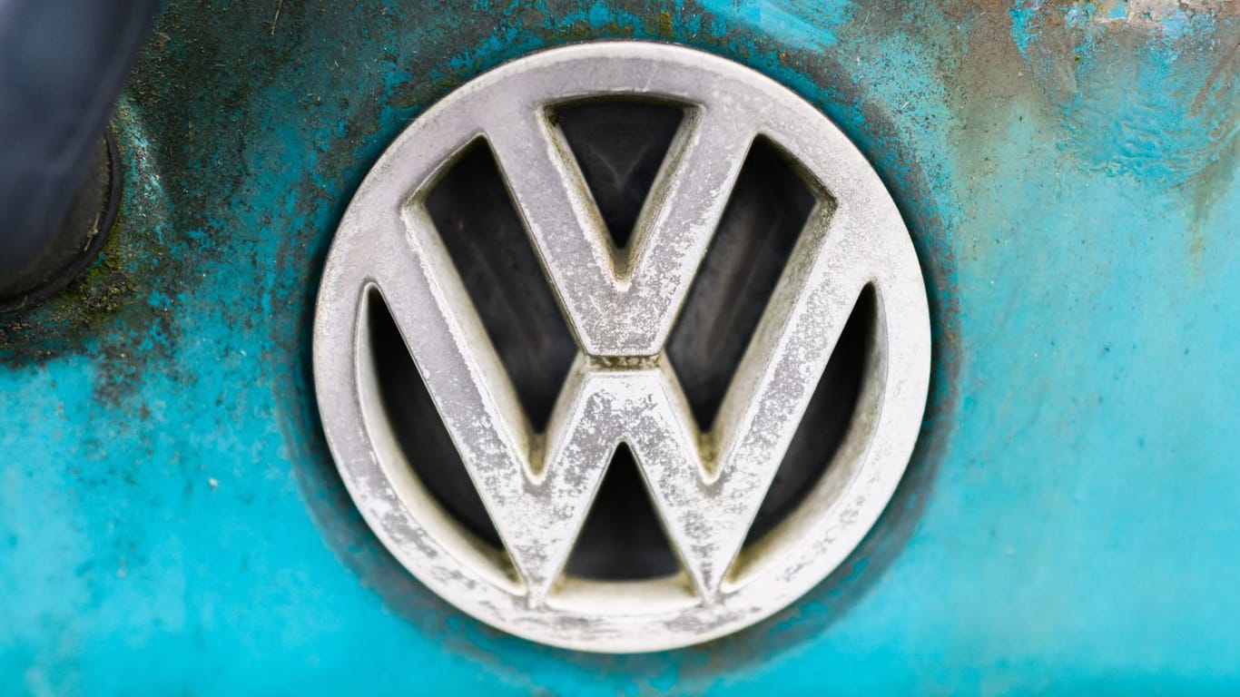 VW: Ein Logo auf einem verwitterten, alten Volkswagen.