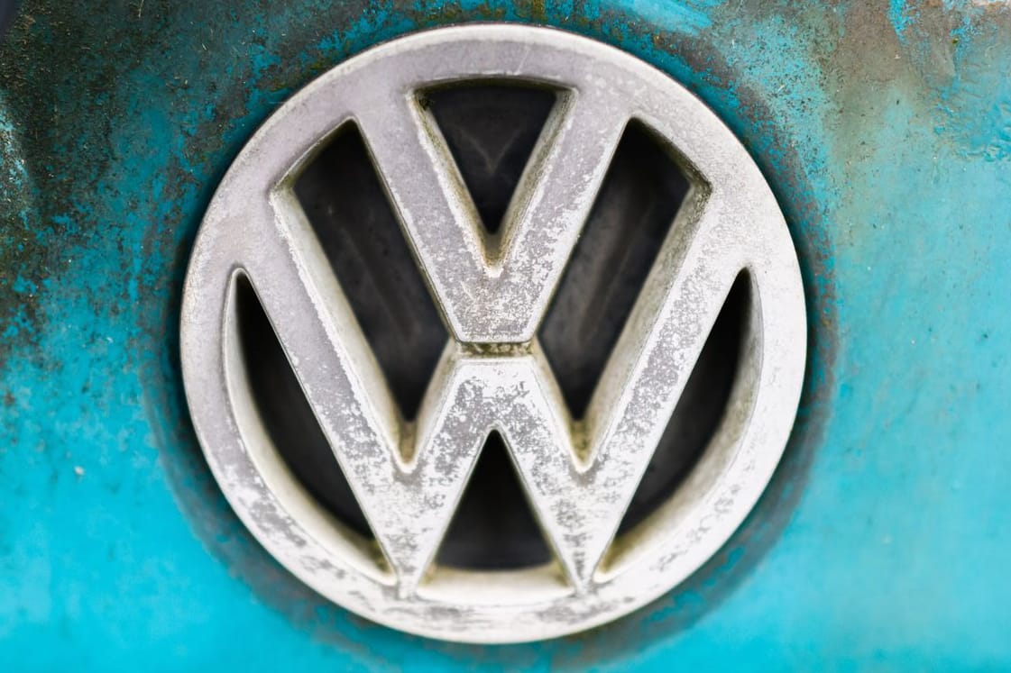 VW: Ein Logo auf einem verwitterten, alten Volkswagen.