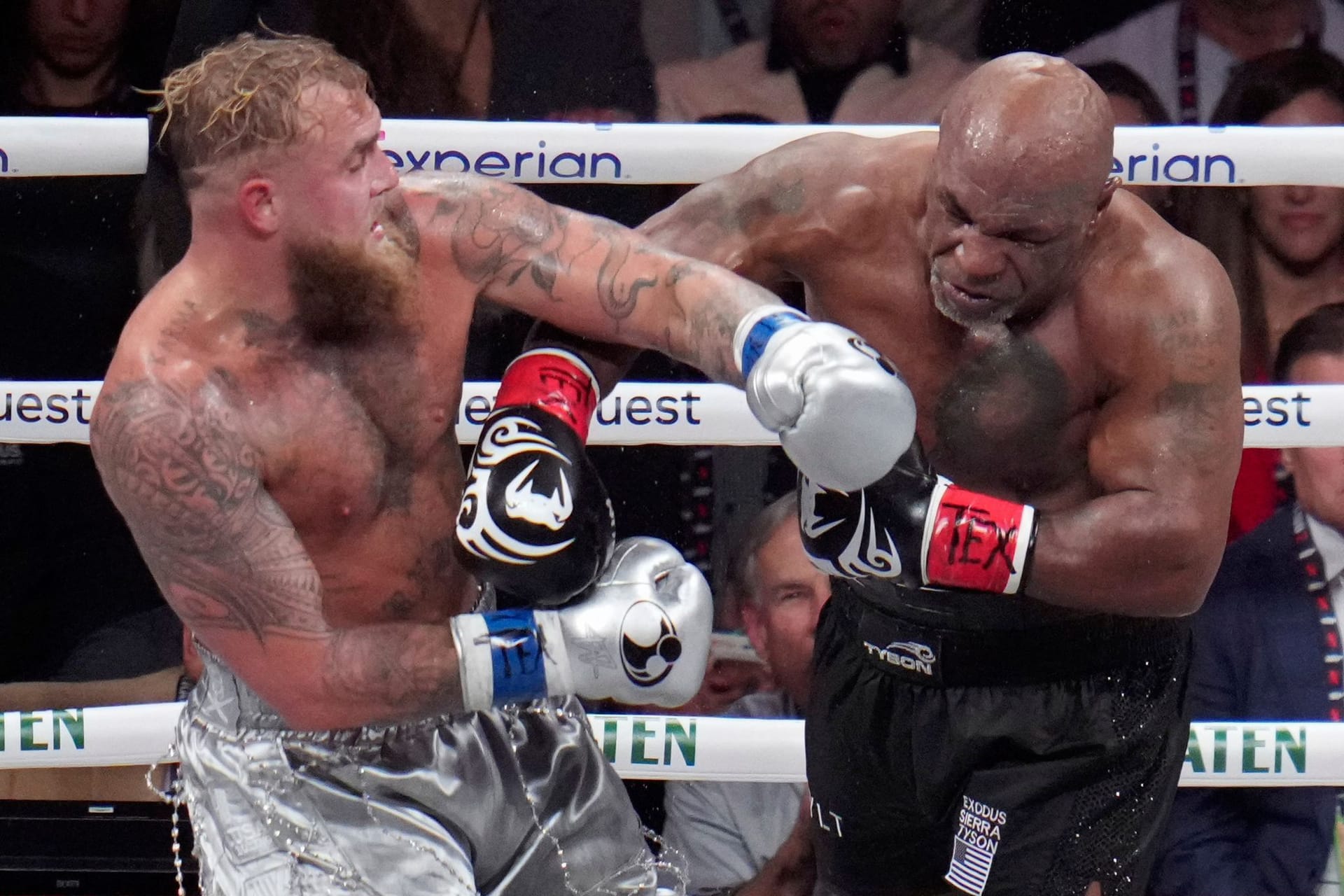 Mike Tyson und Jake Paul beim Kampf in Arligton (Texas).