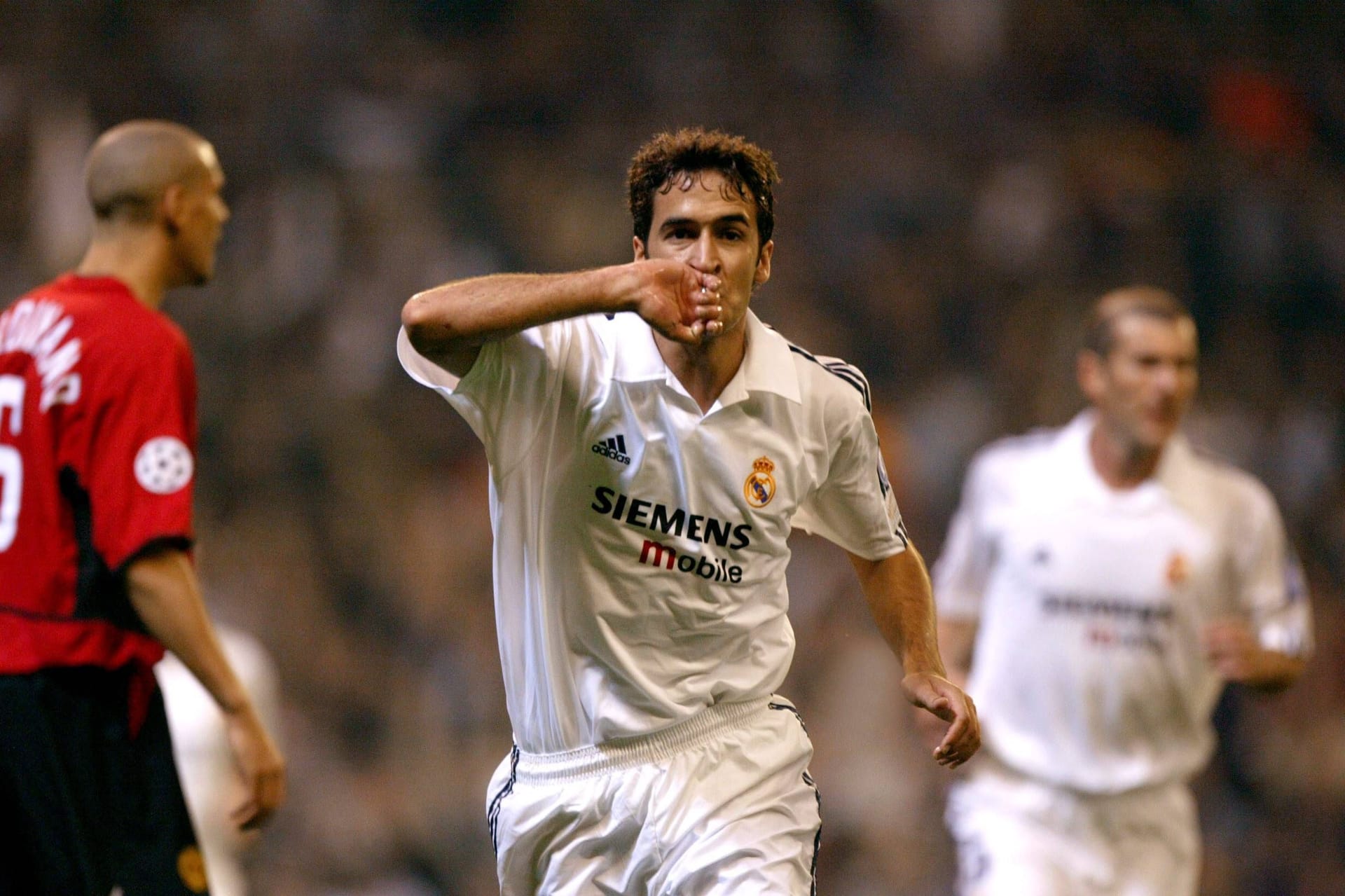 Raúl war jahrelang Rekordtorschütze der Champions League und gewann drei Titel mit Real Madrid (1998, 2000, 2002). Seine 71 Tore in der Königsklasse waren ein Meilenstein in der Geschichte des Wettbewerbs. Besonders herausragend war seine Rolle im Finale 2000, als er gegen Valencia traf. Raúl bleibt bis heute ein Symbol für Eleganz und Konstanz.