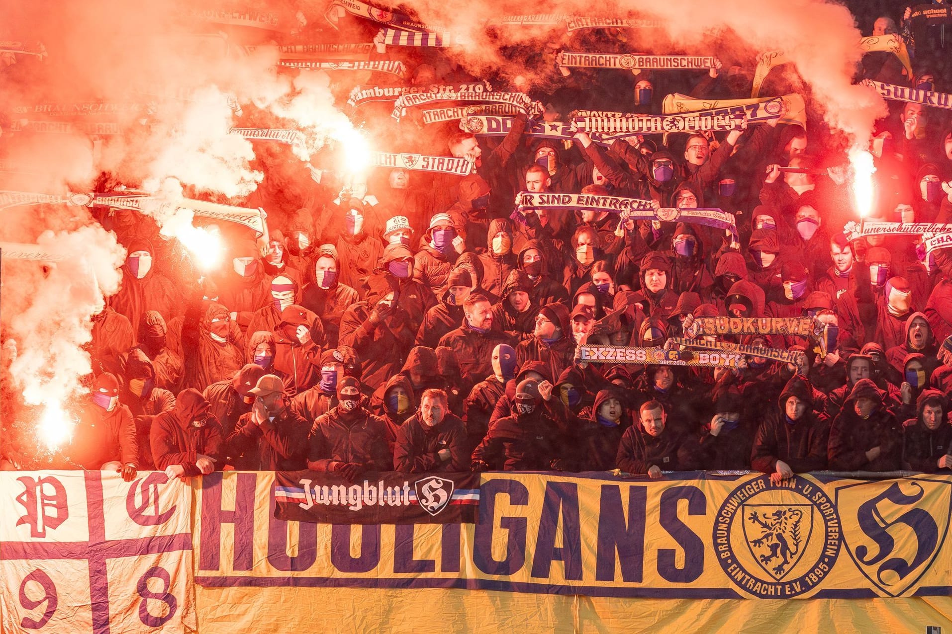 Pyrotechnik-Einsatz bei Fans von Eintracht Braunschweig