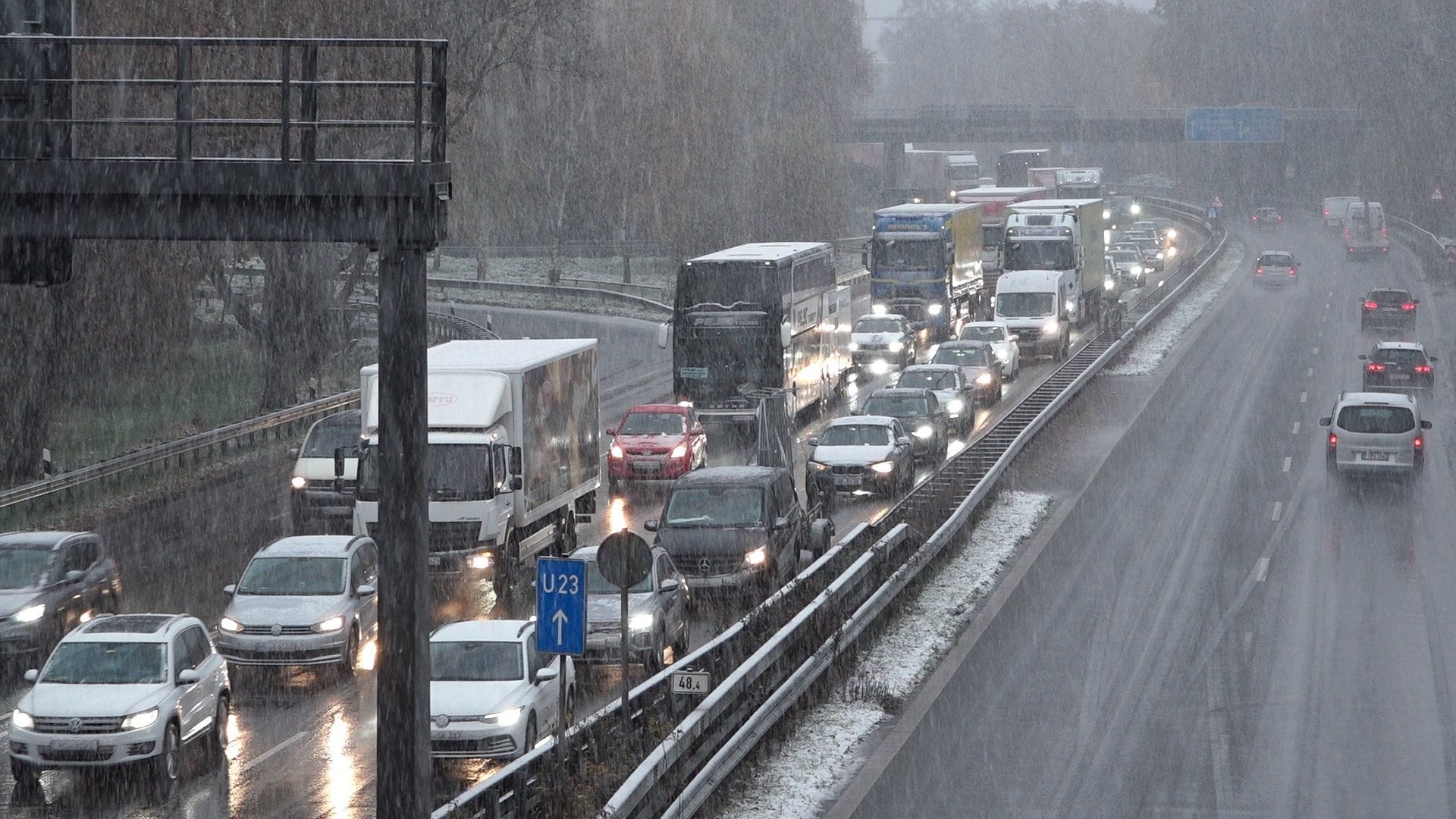 Die A1 bei Bremen: Dichter Schneefall hat am Dienstag zu rutschigen Straßen und Staus geführt.