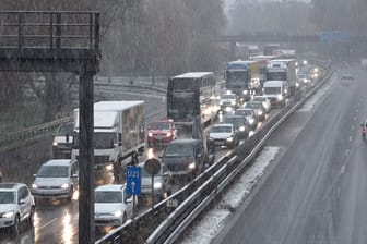 Die A1 bei Bremen: Dichter Schneefall hat am Dienstag zu rutschigen Straßen und Staus geführt.