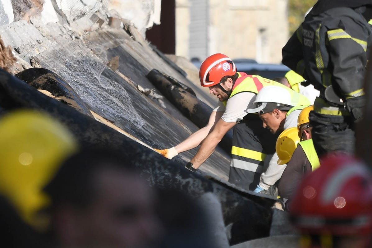 Serbien, Novi Sad: Rettungskräfte suchen nach dem Einsturz eines Daches in einem Bahnhof in Novi Sad, Serbien nach Opfern.