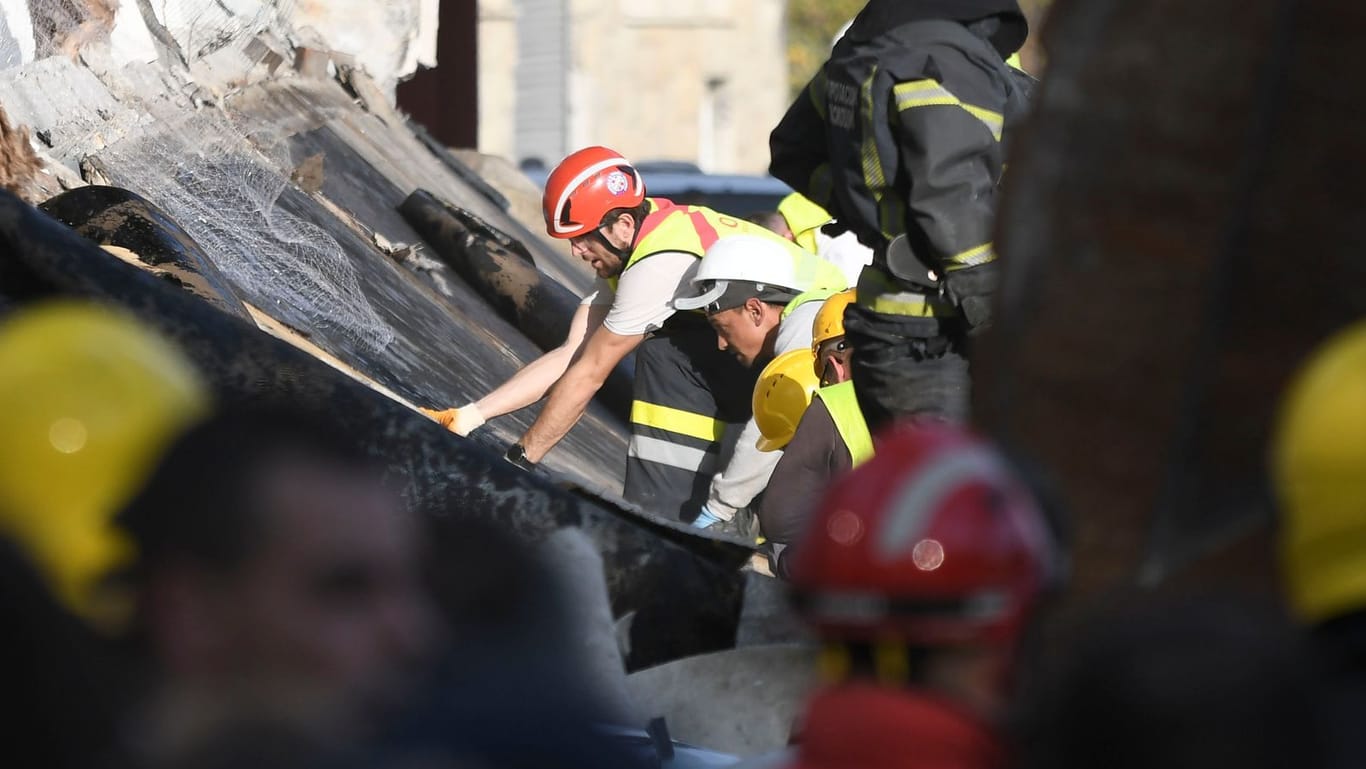 Serbien, Novi Sad: Rettungskräfte suchen nach dem Einsturz eines Daches in einem Bahnhof in Novi Sad, Serbien nach Opfern.