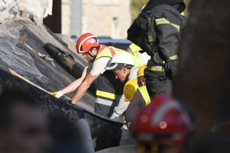 Serbien, Novi Sad: Rettungskräfte suchen nach dem Einsturz eines Daches in einem Bahnhof in Novi Sad, Serbien nach Opfern.