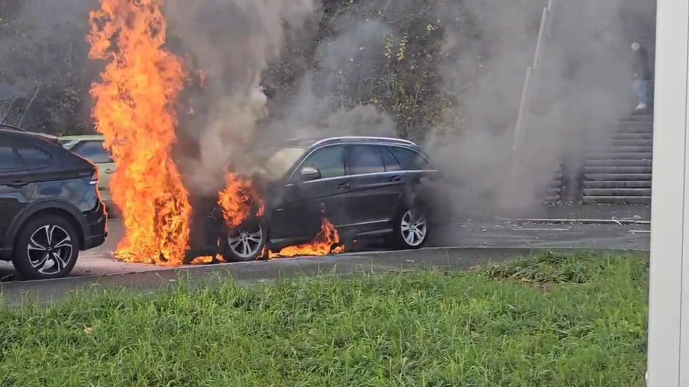 Die brennenden Fahrzeuge: Feuerwehr und Polizei rückten zu dem Parkpklatz an.