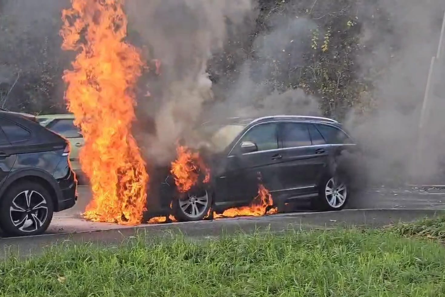 Die brennenden Fahrzeuge: Feuerwehr und Polizei rückten zu dem Parkpklatz an.