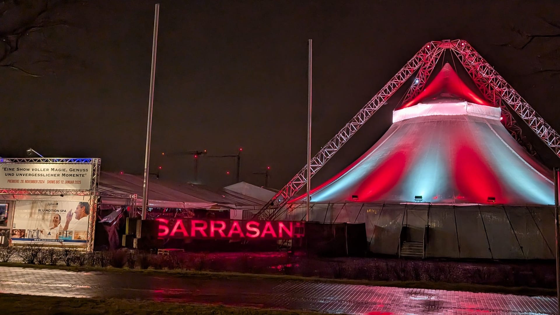 Sarrasanis Zelt in Dresden am Abend der Premiere: Die Dinnershow hat regulär stattgefunden.