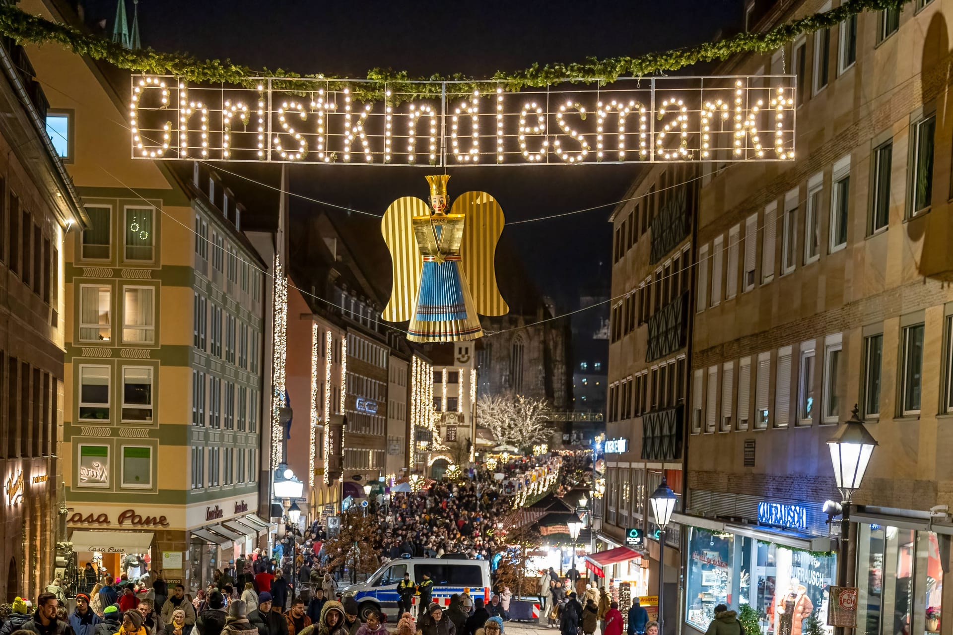 Blick von der Fleischbrücke in auf den Christkindlesmarkt (Archivbild):