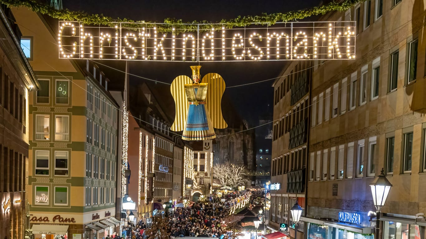 Blick von der Fleischbrücke in auf den Christkindlesmarkt (Archivbild):