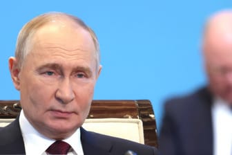 Wladimir Putin bei einer Konferenz in Kasachstan (Archivbild). Torpediert er Trumps Bemühungen um ein Kriegsende?