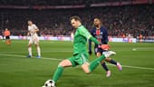 Manuel Neuer: Feierte seinen 150. Einsatz in europäischen Wettbewerben. Leistete sich zu Beginn mehrere Fehlpässe. Ließ Dembélé im Sechzehner aussteigen – sehenswert, aber riskant (31.). Parierte stark gegen den PSG-Angreifer (32.). Blieb zum 7. Mal in Folge und seit mittlerweile 664 Minuten ohne Gegentor. Note 3