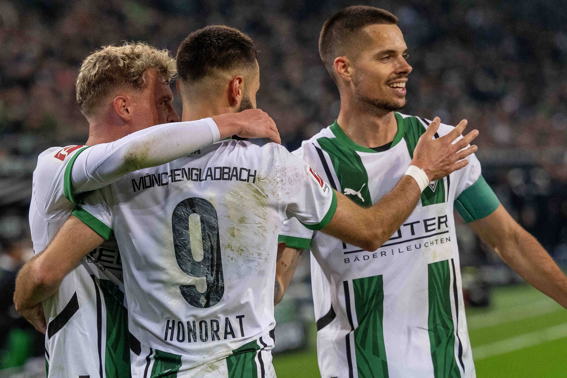 Robin Hack (l.) und Julian Weigl (r.) beglückwünschen Franck Honorat: Die Gladbacher zeigten eine eindrucksvolle Leistung in der ersten Hälfte.