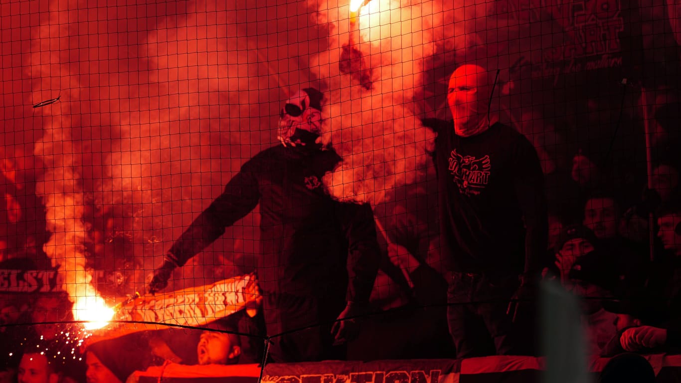 Stuttgart-Ultras in der Cannstadter Kurve: Unschöne Vorfälle im Spiel gegen Bergamo.