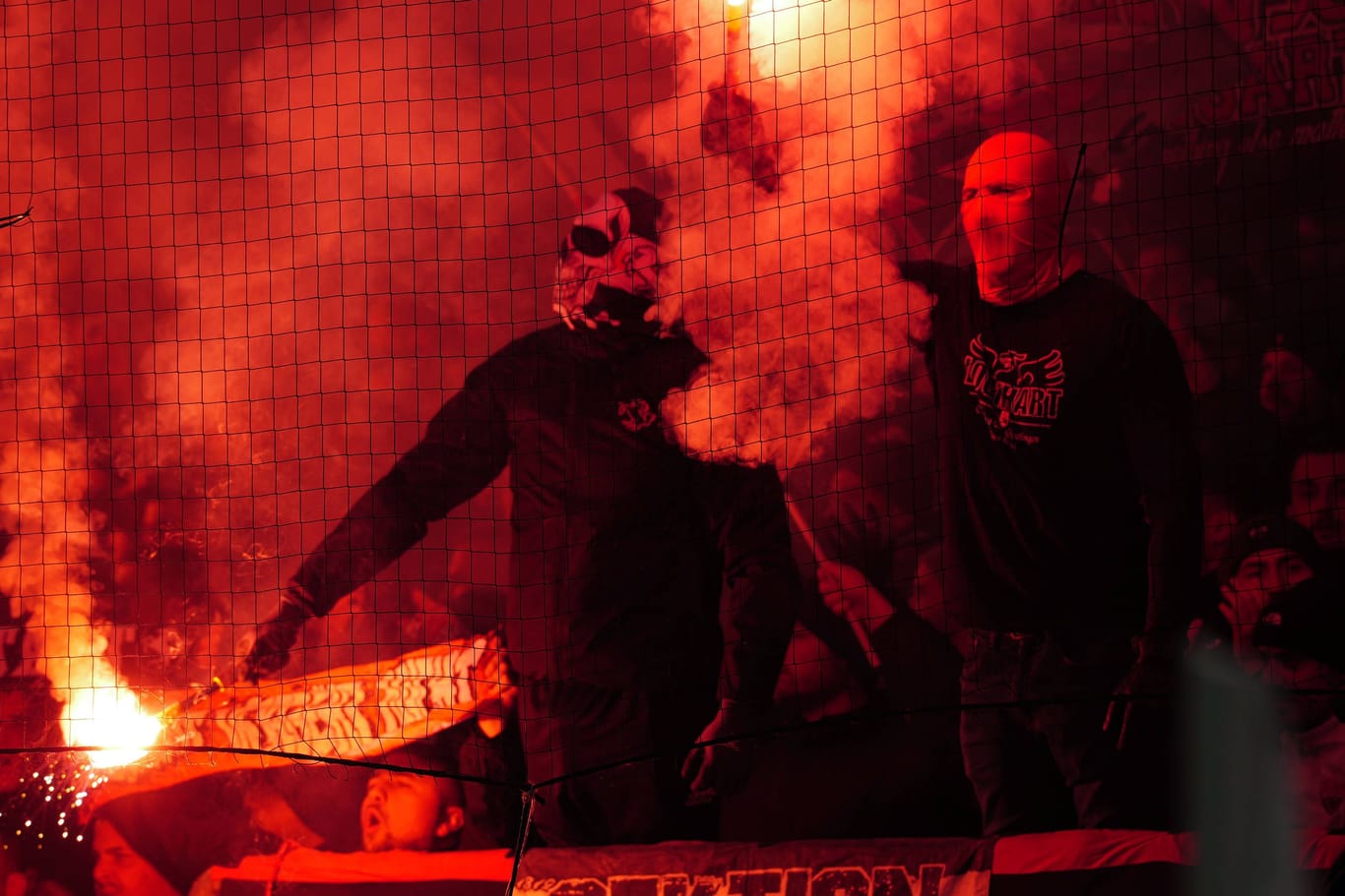 Stuttgart-Ultras in der Cannstadter Kurve: Unschöne Vorfälle im Spiel gegen Bergamo.