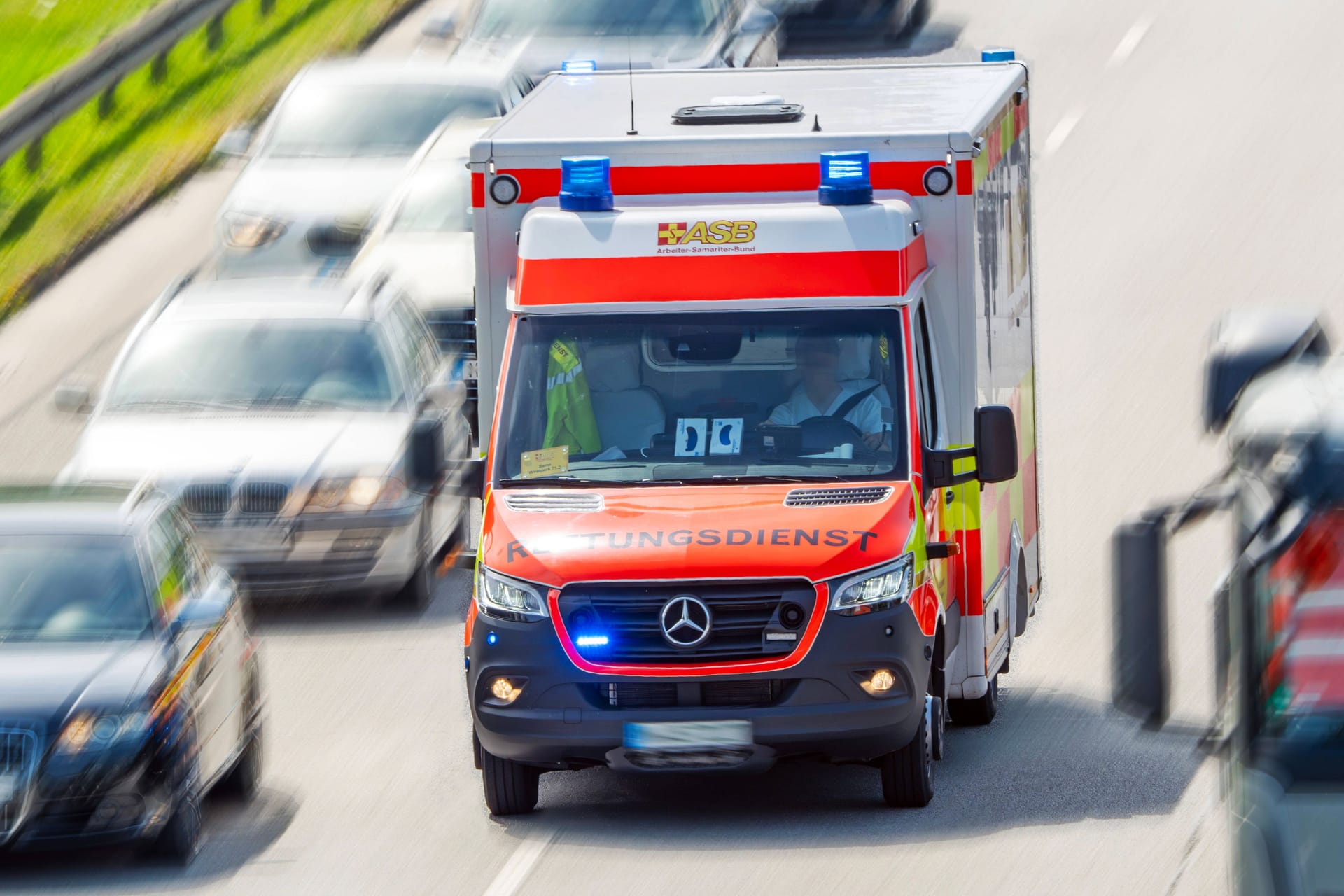 Ein Krankenwagen fährt über den Mittleren Ring (Archivbild): Die Kinder wurden in umliegende Kliniken gebracht.