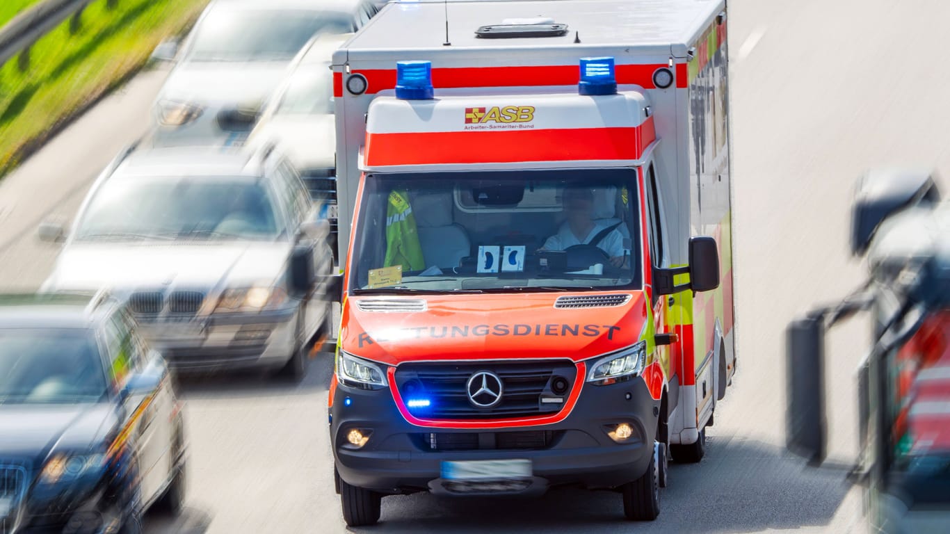 Ein Krankenwagen fährt über den Mittleren Ring (Archivbild): Die Kinder wurden in umliegende Kliniken gebracht.