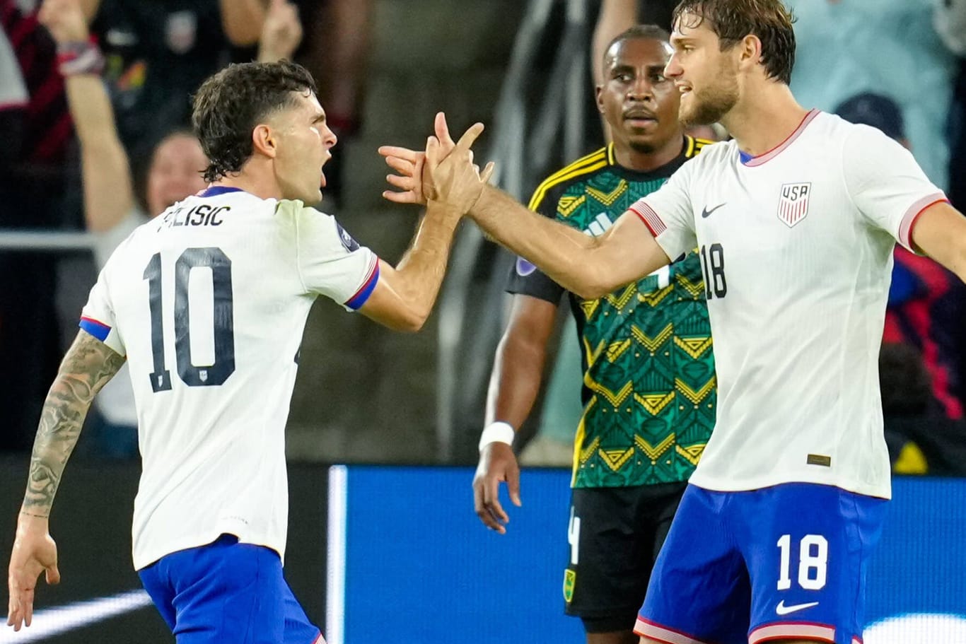 Christian Pulisic (l.) feiert sein Tor: Dem US-Amerikaner gelang mit seinem Team ein Sieg gegen Jamaika.