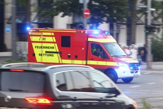 Ein Rettungswagen fährt durch die Paul-Heyse-Straße in München (Archivbild): Vor einem dortigen Restaurant ereignete sich die Tat.